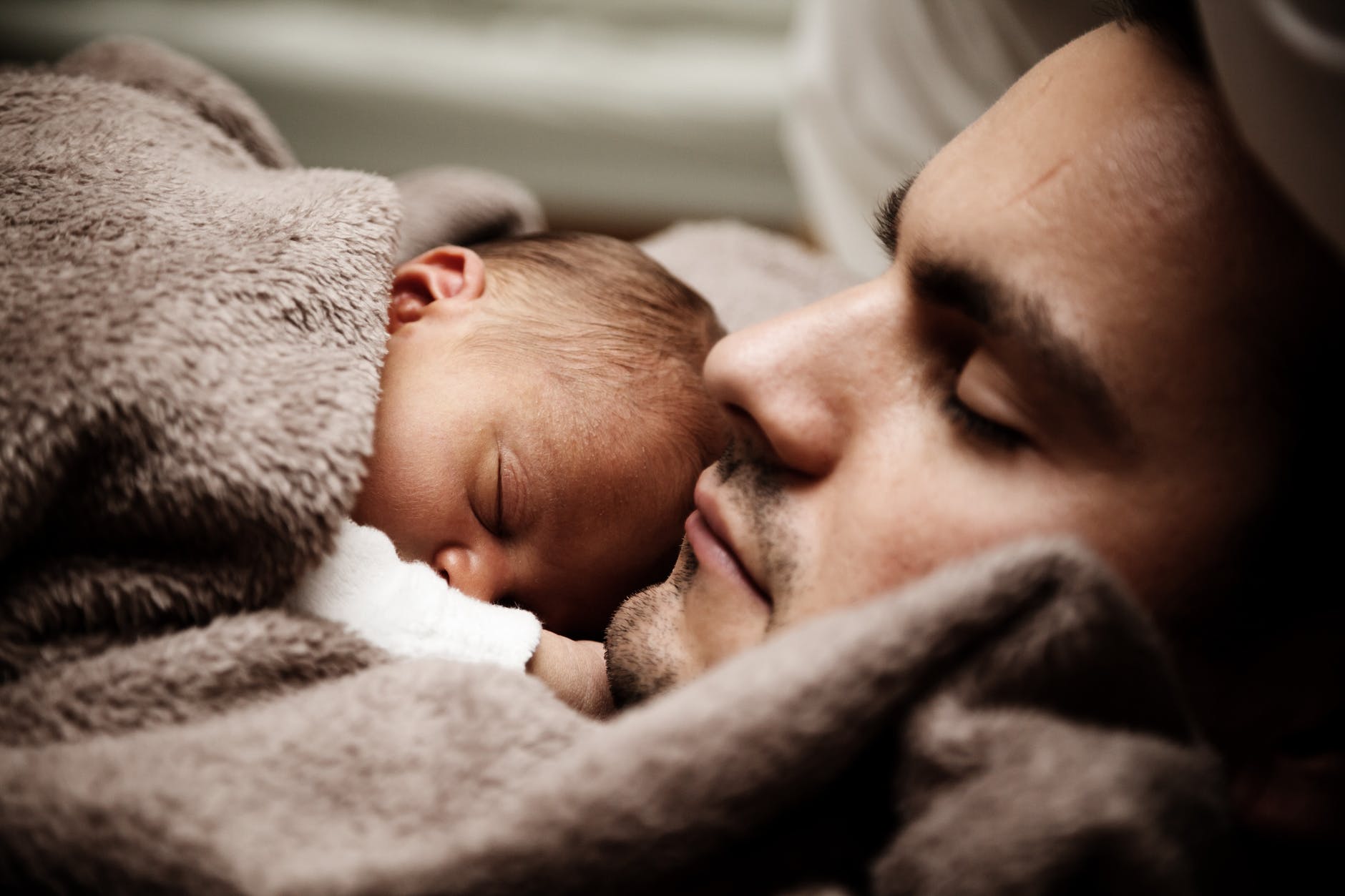dad co-sleeping with baby